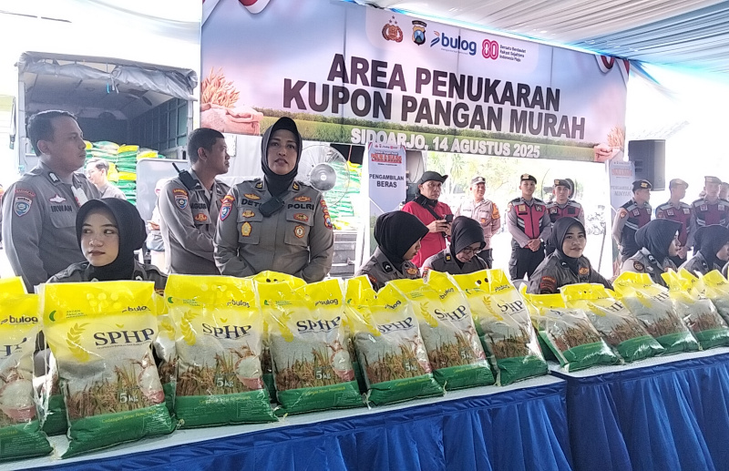 Polda Jatim Luncurkan Gerakan Pangan Murah dalam menjaga stabilitas harga serta pasokan pangan, disambut antusias oleh warga Sidoarjo.