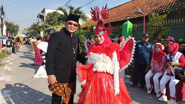 Karnaval meriah dan jalan sehat menjadi sorotan utama dalam peringatan Hari Ulang Tahun (HUT) ke-80 Republik Indonesia.