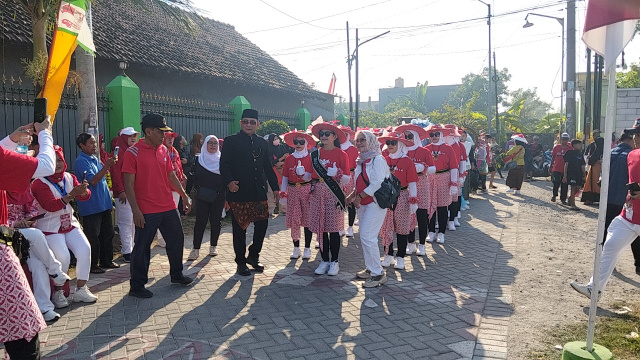 Karnaval warga Desa Pepe sekaligus jalan sehat dalam peringatan Hari Ulang Tahun ke-80 RI digelar di Balai Desa Pepe, Minggu (31/8/2025)