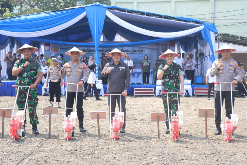 Polri Gandeng Pondok Pesantren Bumi Sholawat Tanam Jagung Serentak