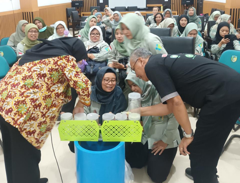 Dinas Kesehatan Kabupaten Kediri dan DR Koen melatih Sanitarian tentang Teknologi Tepat Guna (TTG)