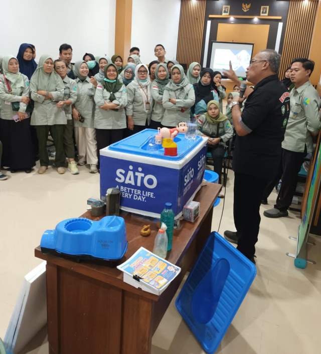DR Koen Dorong TTG Sanitasi Melalui SATO, closet hemat air yang cocok digunakan di wilayah yang minim sumber air.