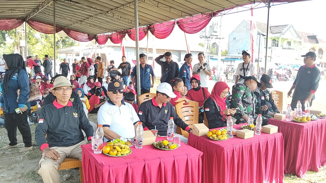 Jalan sehat warga Desa Cemandi menjadi salah satu agenda paling meriah dalam rangkaian puncak peringatan HUT ke-80 Republik Indonesia.