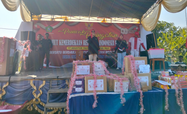 Jalan sehat warga Desa Cemandi menjadi salah satu agenda paling meriah dalam rangkaian peringatan HUT ke-80 Republik Indonesia.
