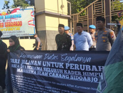 Demo Damai HMI Warnai Mapolresta Sidoarjo