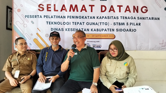 Dinkes Sidoarjo gandeng Dr. Koen latih 24 tenaga kesehatan Puskesmas melalui pelatihan TTG STBM 5 Pilar di Workshop WC-KOEn Surabaya.