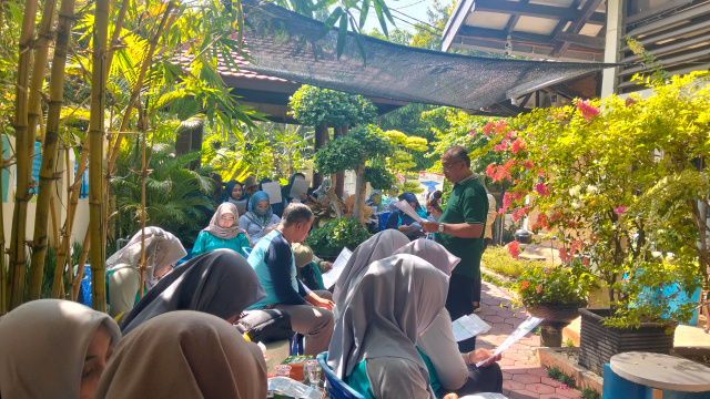 Dinkes Kabupaten Sidoarjo gandeng Dr. Koen latih 24 tenaga kesehatan Puskesmas melalui pelatihan TTG STBM 5 Pilar di Workshop WC-KOEn Surabaya.