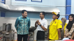 Bupati Sidoarjo H. Subandi, melakukan kunjungan ke Dapur Badan Gizi Nasional (BGN) DAPM Wijaya Mandiri Tarik.