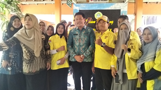 Bupati Sidoarjo H. Subandi, melakukan kunjungan ke Dapur Badan Gizi Nasional (BGN) DAPM Wijaya Mandiri Tarik dan SMPN 1 Tarik, Sidoarjo.