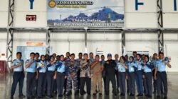 Siswa SMK Penerbangan Pulau Berayan Darat (PBD) Medan mengikuti program Praktek Kerja Lapangan di Puspenerbal Juanda, Sidoarjo.