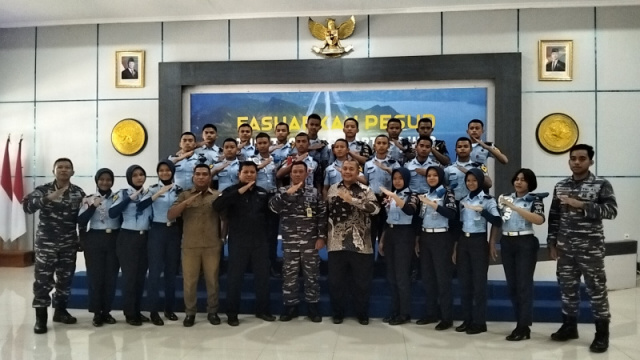 Siswa SMK Penerbangan Pulau Berayan Darat (PBD) Medan mengikuti program Praktek Kerja Lapangan di Puspenerbal Juanda, Sidoarjo.