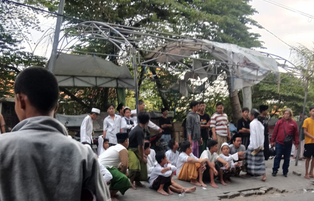 Bangunan masjid Ponpes Al Ghozini di Desa Buduran yang menjadi pusat ibadah para santri roboh saat digunakan untuk salat Ashar pada hari Senin (29/9/2025).