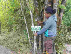 Pemasangan Rambu di Gunung Panderman Hindari Pendaki Tersesat