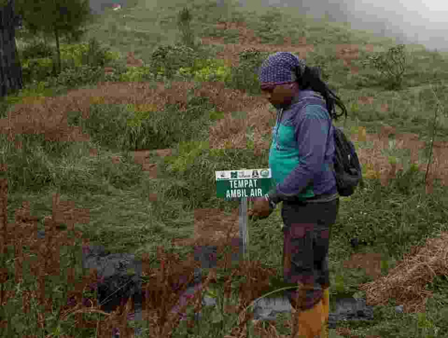 Pemasangan rambu di Gunung Panderman menjadi jawaban atas keluhan klasik para pendaki yang kerap tersesat di jalur pendakian.