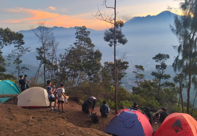 Mitos siluman babi menjadi kisah hidup di masyarakat Gunung Buthak. Pesan kearifan lokal dalam menjaga harmoni dengan alam.