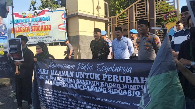 Demo damai digelar Himpunan Mahasiswa Islam (HMI) cabang Sidoarjo pada Selasa (02/09/2025) pukul 14.00 WIB di depan Gerbang Mapolresta Sidoarjo.