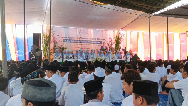 Peringatan Maulid Nabi digelar penuh khidmat di SMPN 2 Sedati, menghadirkan ulama KH. Ali Misbahul Munir dan Sayyid Zulfikar Assyaibani