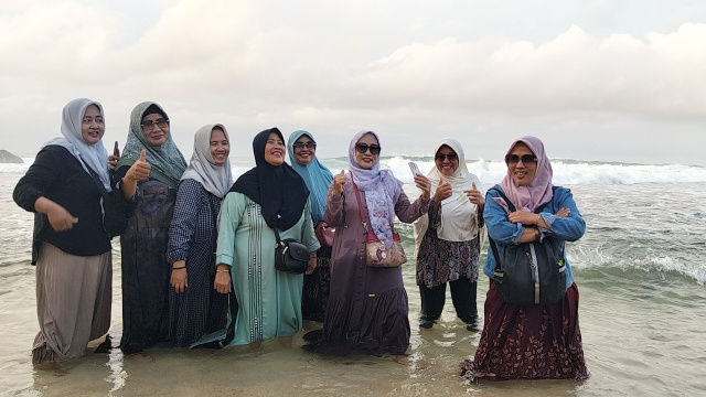 Kader PKK dan Kader Kesehatan Desa Durungbedug, Kecamatan Candi, Sidoarjo, menggelar kegiatan Tour to Yogyakarta.