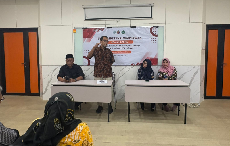 Ketua Dewan Pakar sekaligus Wakil Ketua LUKW Unitomo, Dhimam Abror Djuraid, menegaskan bahwa uji kompetensi wartawan adalah upaya menjaga marwah profesi jurnalistik.