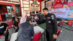 Polresta Sidoarjo menggelar kegiatan donor darah dalam rangka HUT Humas Polri. Diikuti anggota kepolisian, wartawan dan netizen.
