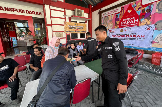 Polresta Sidoarjo menggelar kegiatan donor darah dalam rangka HUT Humas Polri. Diikuti anggota kepolisian, wartawan dan netizen.