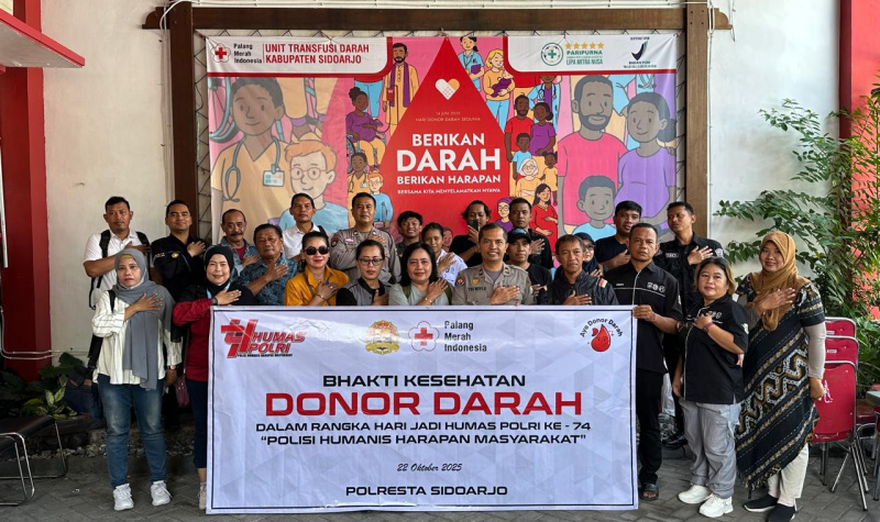 Polresta Sidoarjo menggelar kegiatan donor darah dalam rangka HUT Humas Polri. Diikuti anggota kepolisian, wartawan dan netizen.