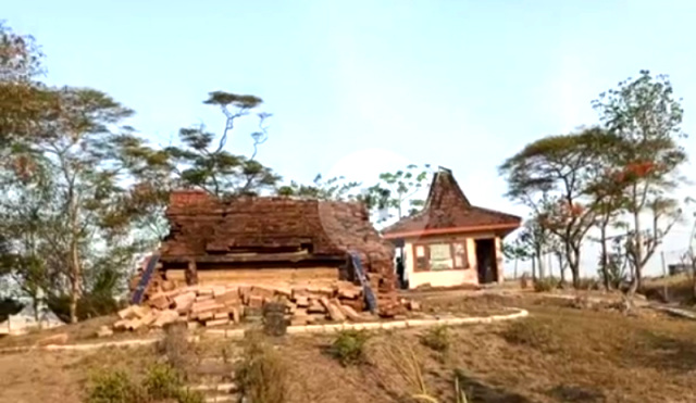 Candi Tawangalun, atau dikenal juga sebagai Candi Sumur Windu, dibangun pada tahun 1292 Masehi pada masa pemerintahan Raja Brawijaya II.