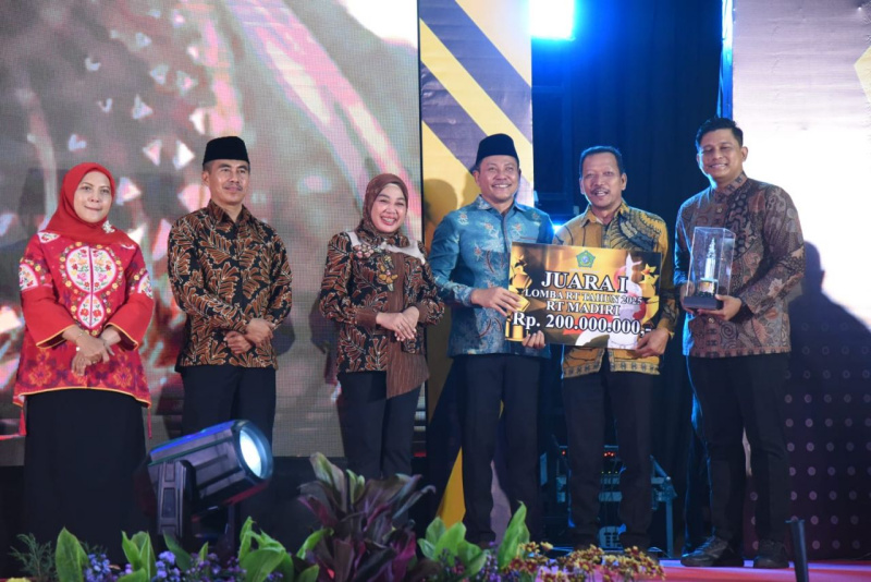 Lomba RT Sidoarjo 2025 tingkatkan gotong royong warga. Pemkab serahkan hadiah miliaran rupiah untuk RT Asri, RT Sehat, dan RT Mandiri.