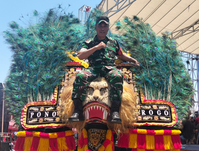 HUT ke-80 TNI di Sidoarjo menjadi momentum kebersamaan dan wujud nyata persatuan antara prajurit dengan rakyat. Peringatan ini diikuti ribuan warga Sedati.