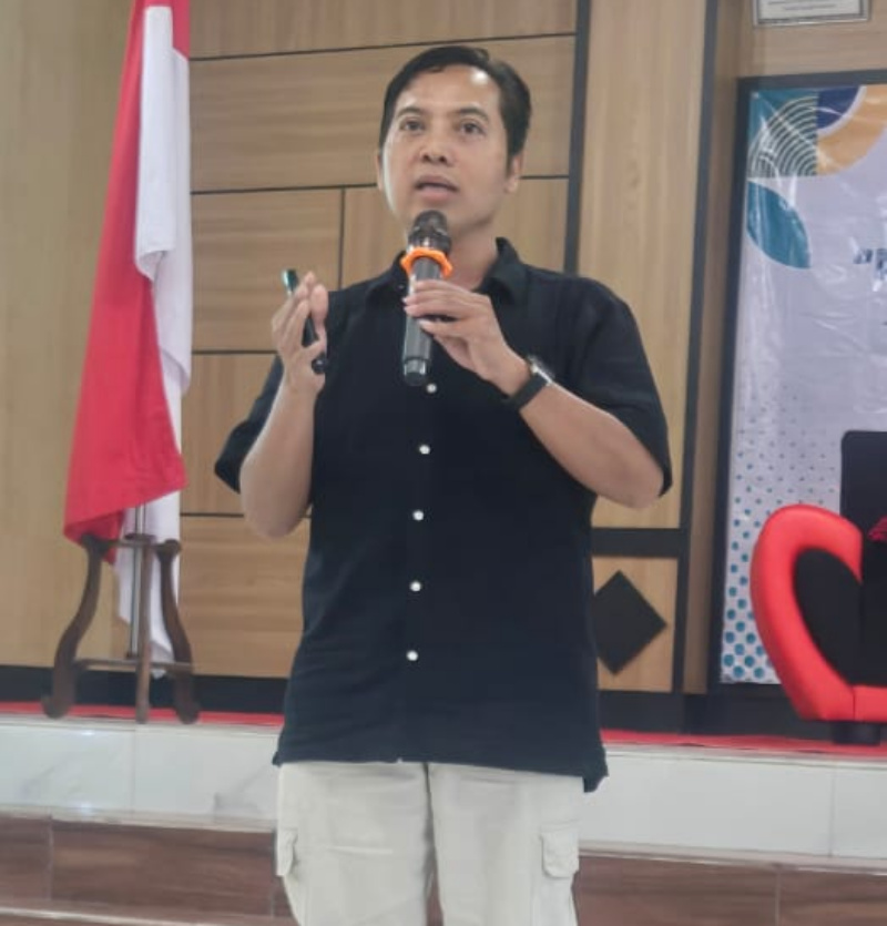 Seminar IBI Kediri menghadirkan dr. Andre Yulius, menjadi momentum penting bagi para bidan memahami tata kelola limbah medis