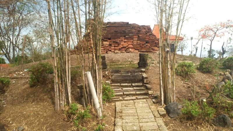 Candi Tawang Alun, atau dikenal juga sebagai Candi Sumur Windu, dibangun pada tahun 1292 Masehi pada masa pemerintahan Raja Brawijaya II.