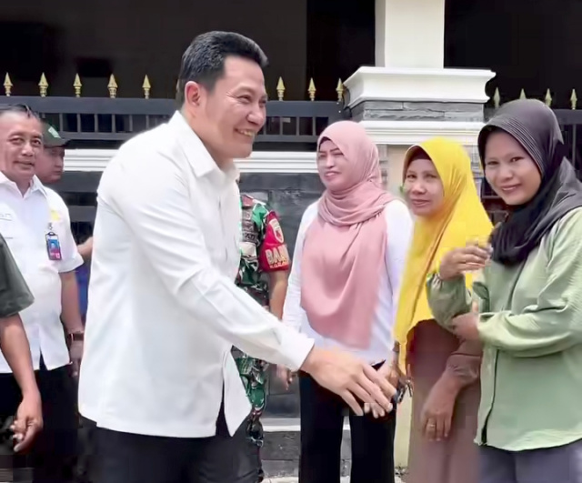 Bupati Sidoarjo, H. Subandi, turun langsung meninjau kondisi rumah warga di Kecamatan Candi bersama Dinas Sosial Kabupaten Sidoarjo dan Badan Amil Zakat Nasional (Baznas) Sidoarjo.