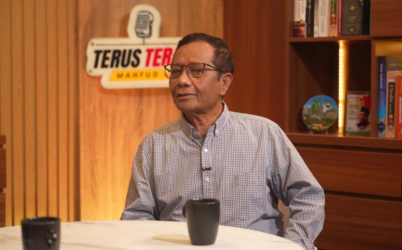 Mahfud MD kritik Kejaksaan Agung yang belum juga menangkak Silfester Matutina dalam kasus pencemaran nama baik. (YouTube/Mahfud MD Official)