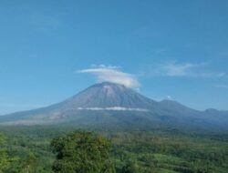 Semburan Lava Pijar dan Suara Letusan Gema di Lereng Semeru, Status Tetap Level IV