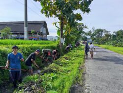 Danramil Pimpin Langsung Kerja Bakti, Bersihkan Saluran Air di Perbatasan Desa