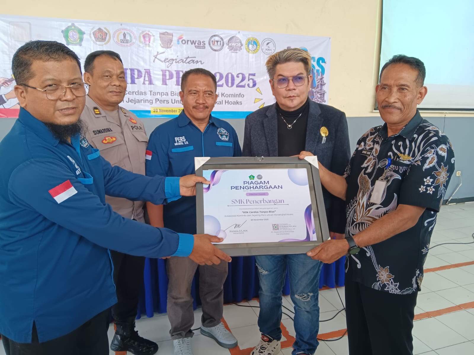 Aliansi Wartawan Online Sidoarjo (AWOS) sukses gelar Sosialisasi Anti-Hoaks dengan tagline Jumpa Pers 2025 bertema "Klik Cerdas Tanpa Bias