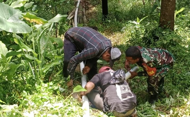 Babinsa Wonosunyo bersama warga kembali menunjukkan wujud kemanunggalan TNI dengan rakyat melalui kegiatan gotong royong memperbaiki saluran air bersih di Dusun Wonosunyo I.