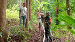 Babinsa Wonosunyo bersama warga kembali menunjukkan wujud kemanunggalan TNI dengan rakyat melalui kegiatan gotong royong memperbaiki saluran air bersih di Dusun Wonosunyo I
