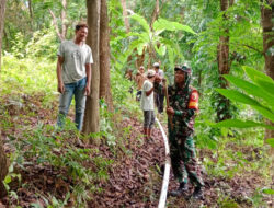 Babinsa Wonosunyo Bersama Warga Perbaiki Saluran Air Bersih