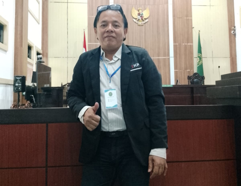 Anderias Wuisan, SE., SH., MH, dari LBH Mukti Pajajaran menyerahkan seluruh dokumen yang diminta majelis hakim PN Bangil