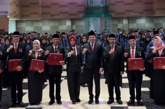 Satyalancana Karya Satya dari Presiden Republik Indonesia, Prabowo Subianto, diserahkan langsung Bupati Sidoarjo H. Subandi, kepada 768 orang ASN Pemkab Sidoarjo