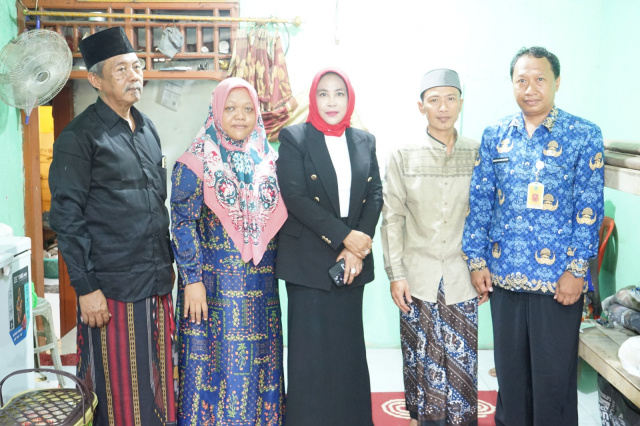 Wabup Sidoarjo takziah ke rumah duka Ahmad Daffa Anil (17), pelajar kelas XI SMA yang meninggal dunia akibat tenggelam di Sungai Sidokare, Senin (10/11/2025).