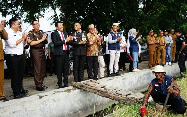 Bupati Sidoarjo H. Subandi mengajak seluruh masyarakat dan pemerintah desa untuk aktif mendukung Gerakan Masyarakat Pemasangan Tanda Batas (Gemapatas). 