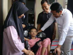 Bantuan Kursi Roda Bantu Mobilitas Mishelly dari Bupati Subandi