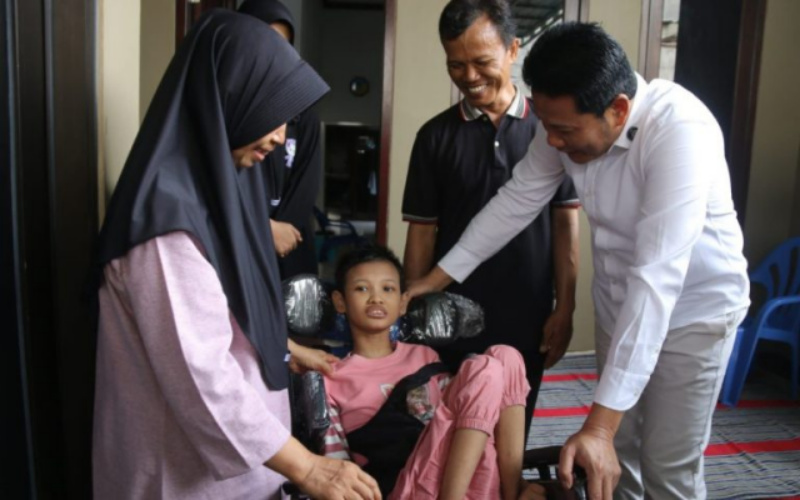 Bantuan kursi roda yang diterima Mishelly dari Bupati Subandi tidak sekadar fasilitas pendukung, tetapi menjadi dorongan besar bagi penyandang disabilitas