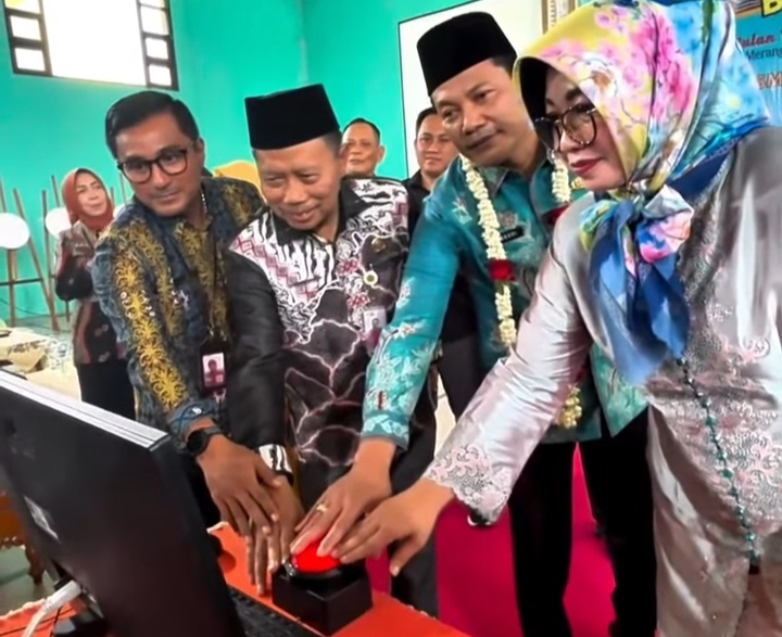Program BergeMPPita dan Tugu Cerita diluncurkan Bupati Sidoarjo H. Subandi, dalam acara puncak Bulan Bahasa di SMPN 1 Wonoayu