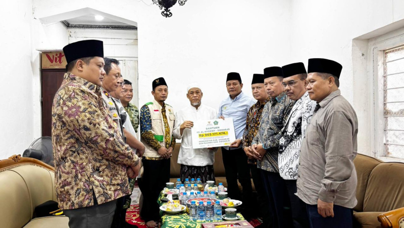 Bupati Sidoarjo Subandi menyerahkan Donasi ASN Dinas Pendidikan dan Kebudayaan (Disdikbud) Kabupaten Sidoarjo senilai Rp1,385 M untuk membantu pemulihan kembali Pondok Pesantren Al-Khoziny.