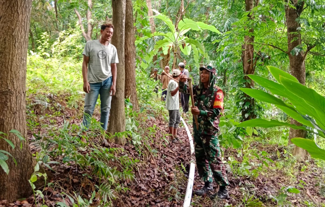 Babinsa Wonosunyo bersama warga kembali menunjukkan wujud kemanunggalan TNI dengan rakyat melalui kegiatan gotong royong memperbaiki saluran air bersih di Dusun Wonosunyo I