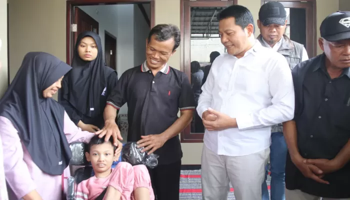 Bantuan kursi roda yang diterima Mishelly dari Bupati Subandi tidak sekadar fasilitas pendukung, tetapi menjadi dorongan besar bagi penyandang disabilitas