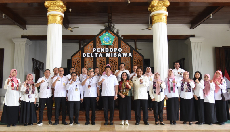 Bupati Sidoarjo Subandi menerima Kunjungan 2 orang dari tim penilai IGA 2025, di Pendopo Delta Wibawa